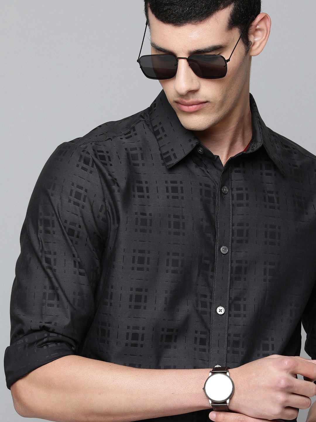 

Levis Men Charcoal Black Slim Fit Checked Pure Cotton Casual Shirt