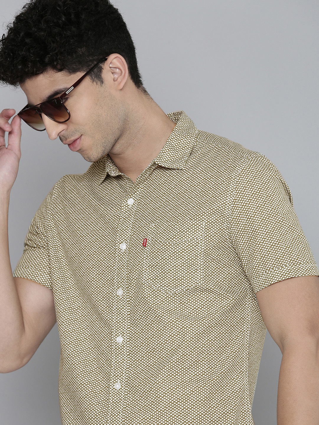 

Levis Men Olive Green And White Slim Fit Floral Printed Pure Cotton Casual Shirt