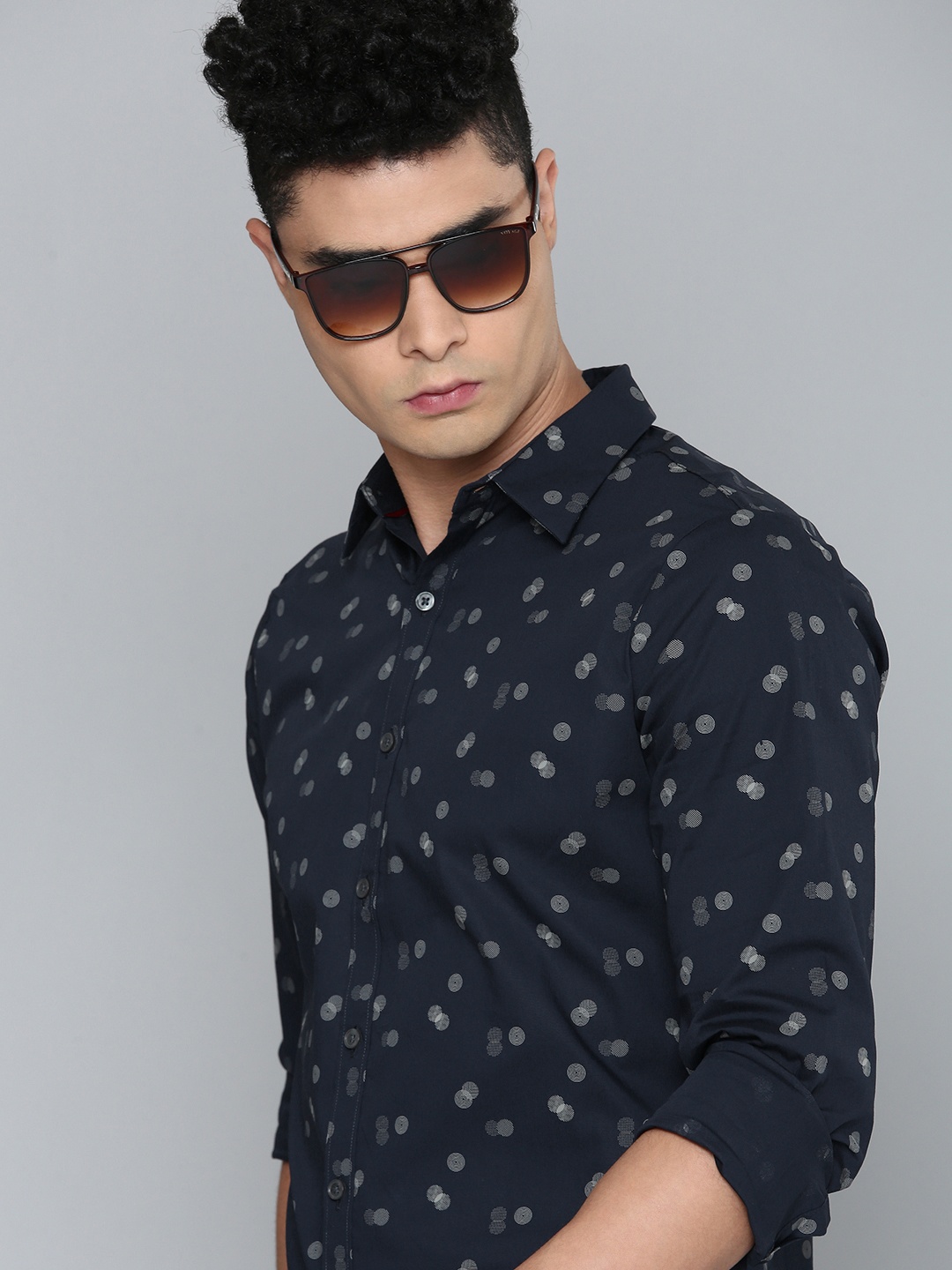 

Levis Men Navy Blue & Off White Geometric Printed Slim Fit Casual Shirt