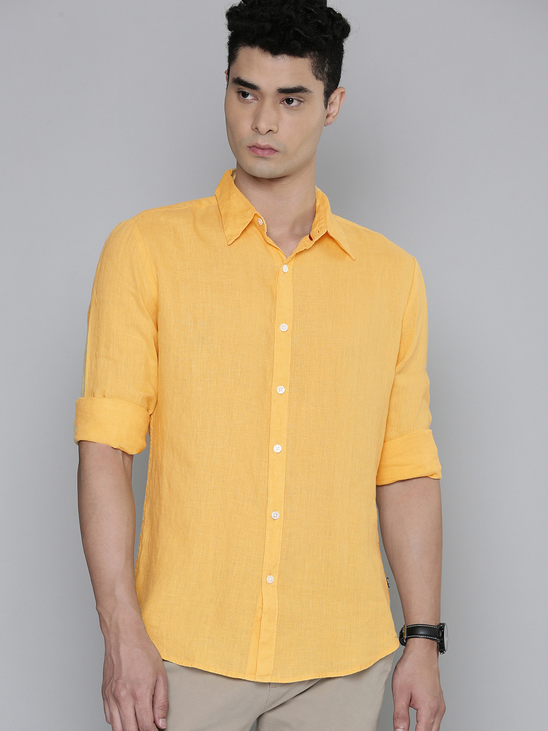 

Levis Men Yellow Slim Fit Solid Linen Casual Shirt