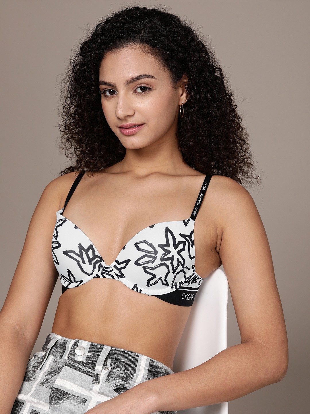 

Calvin Klein Underwear White & Black Floral Printed Heavily Padded Punge Bra QF5742AD5UQ