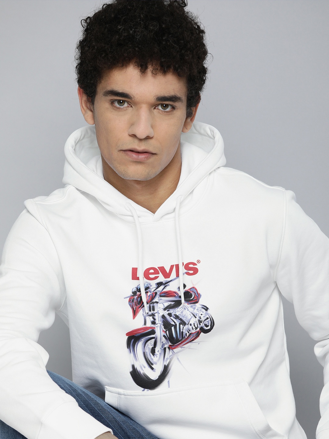 

Levis Men Graphic Printed Hooded Sweatshirt With Brand Logo Detail, White