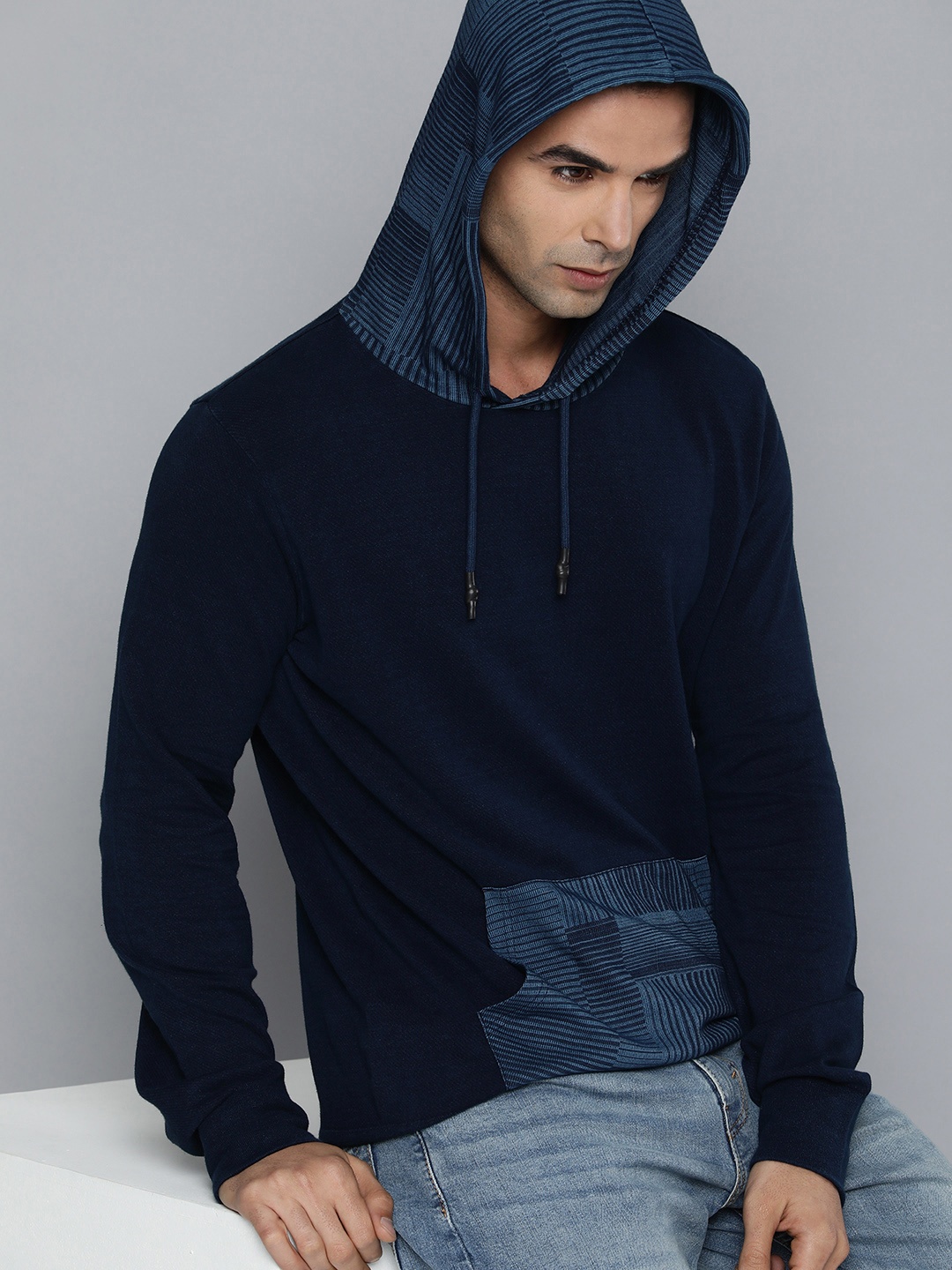 

Levis Men Navy Blue Solid Pure Cotton Hooded Sweatshirt