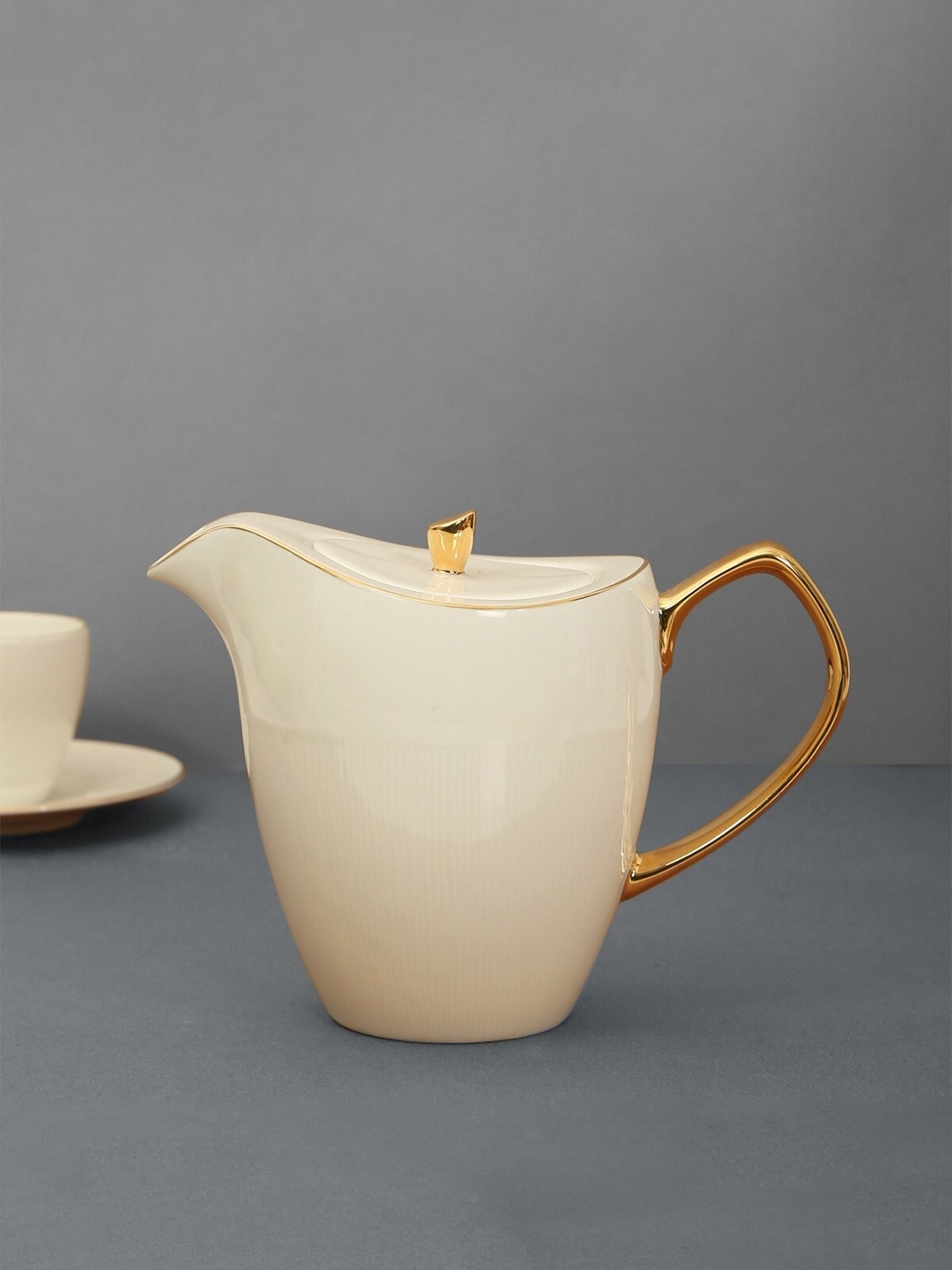 

Home Centre Beige & Gold-Toned Dishwasher safe Ceramic Glossy Tea Pot 1L