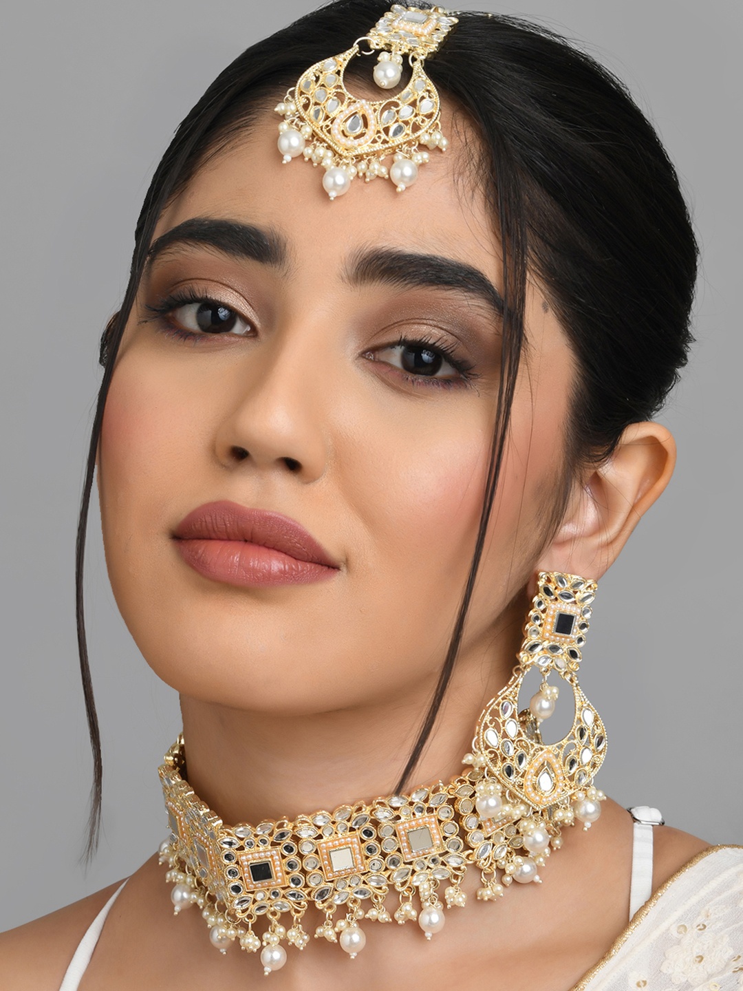 

Gold Plated Jewellery Set White & Gold Plated Studded Jewellery Set