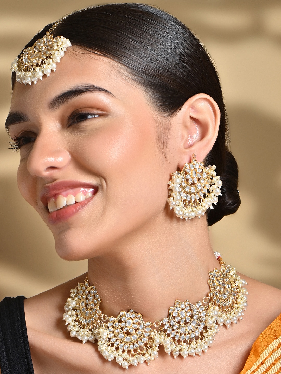 

Fida White Gold-Plated Pearl & kundan Choker Jewellery Set