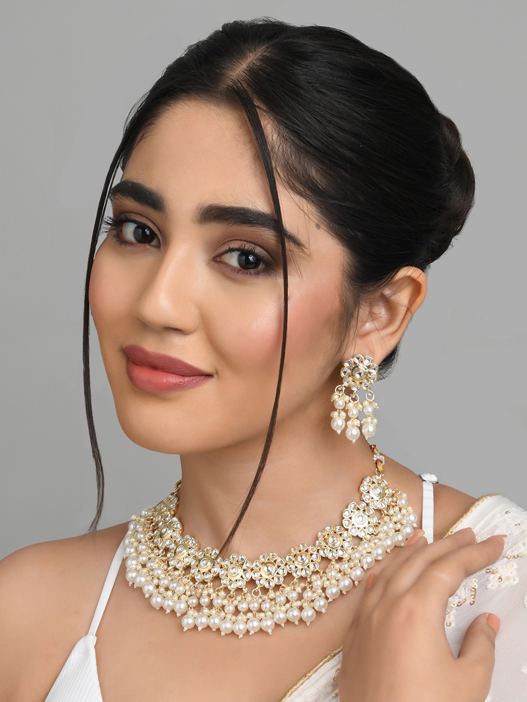 

Fida Women White Gold-Toned Pearl & Kundan Antique Choker Necklace Jewellery Set