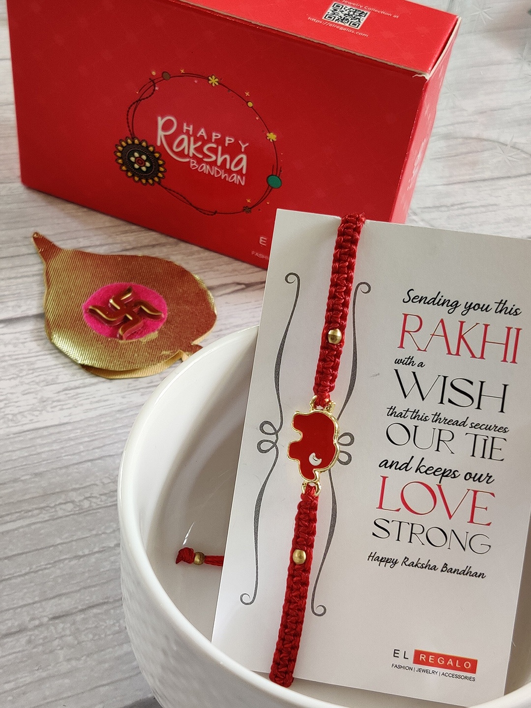 

EL REGALO Red & Gold Toned Wraparound Rakhi & Greeting Card Combo