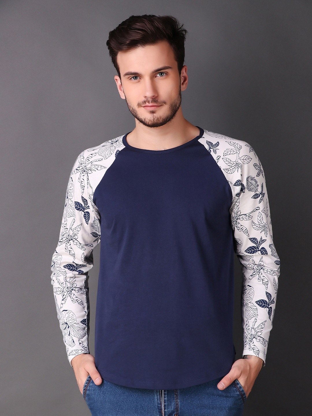 

LE BOURGEOIS Men Navy Blue & White Colourblocked Regular Fit T-shirt