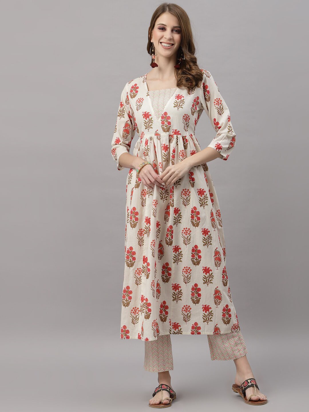 

Ragavi Women White Floral Printed Panelled Pure Cotton Kurta with Trousers
