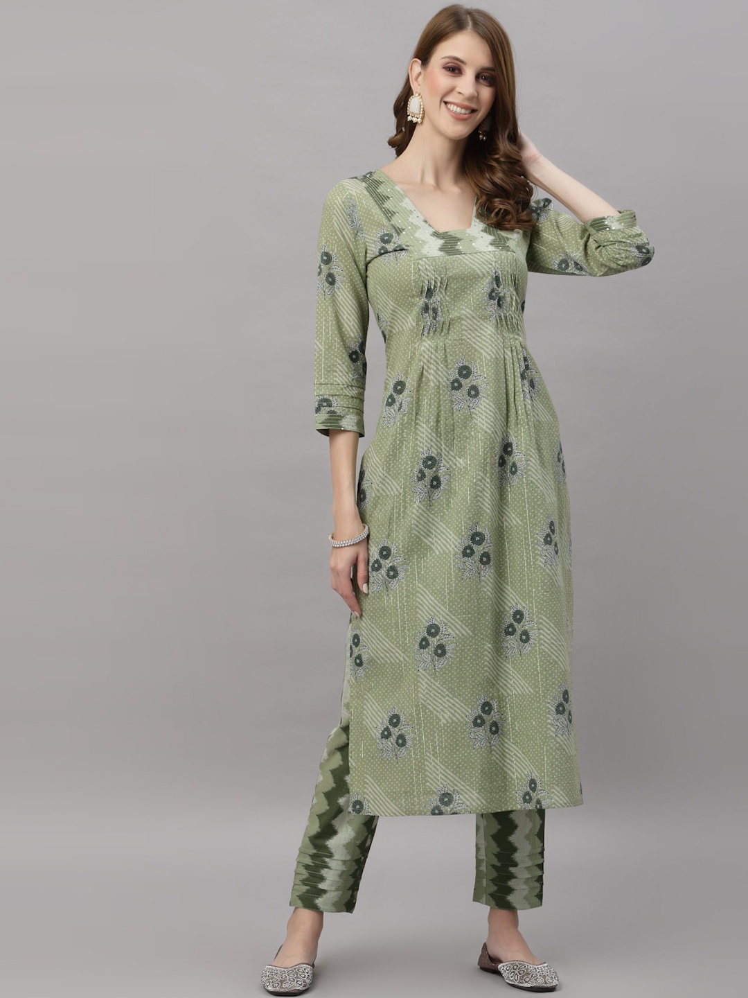 

Ragavi Women Green Floral Printed Empire Pure Cotton Kurta with Trousers