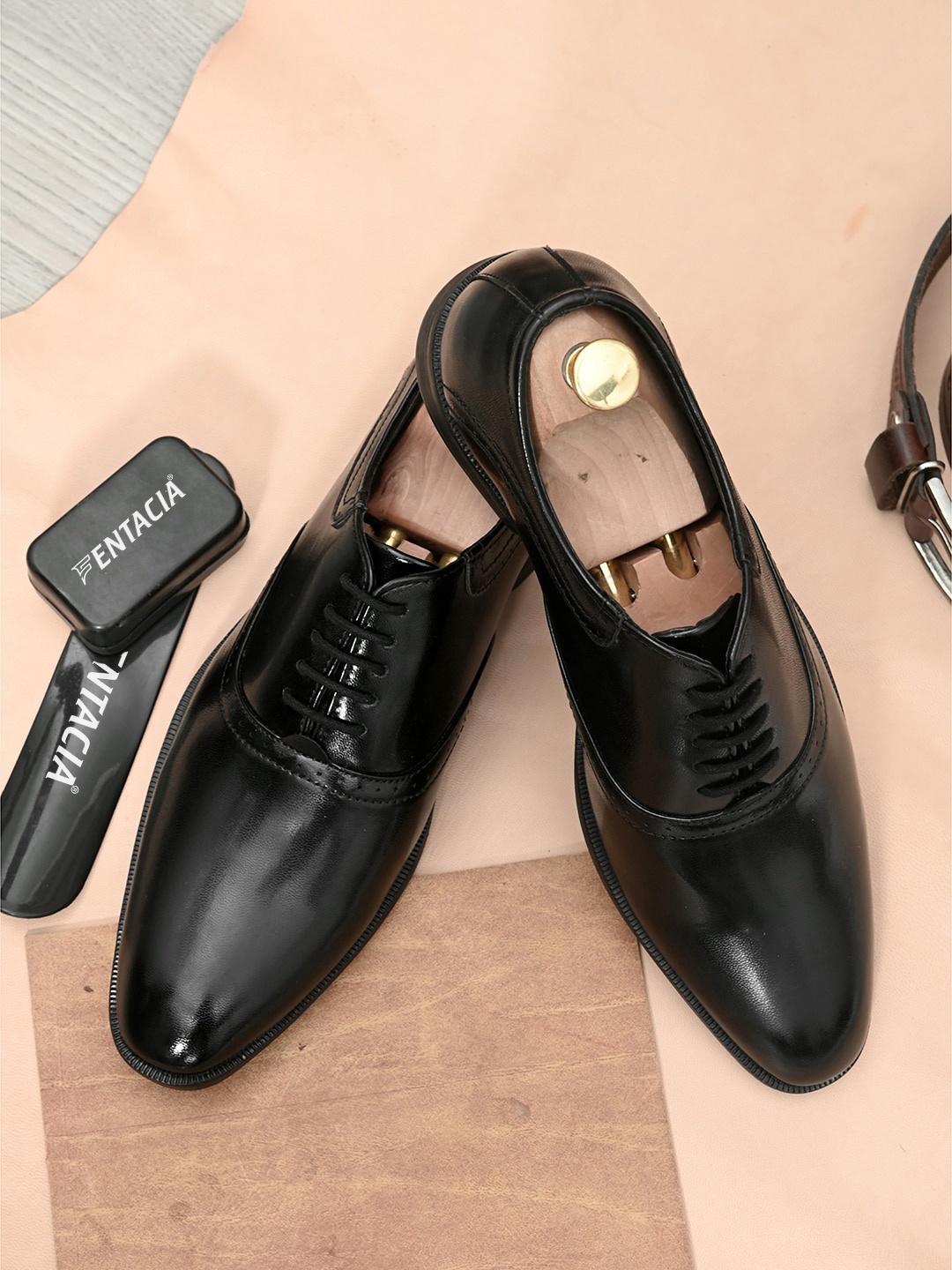 

Fentacia Men Black Solid Leather Formal Oxfords