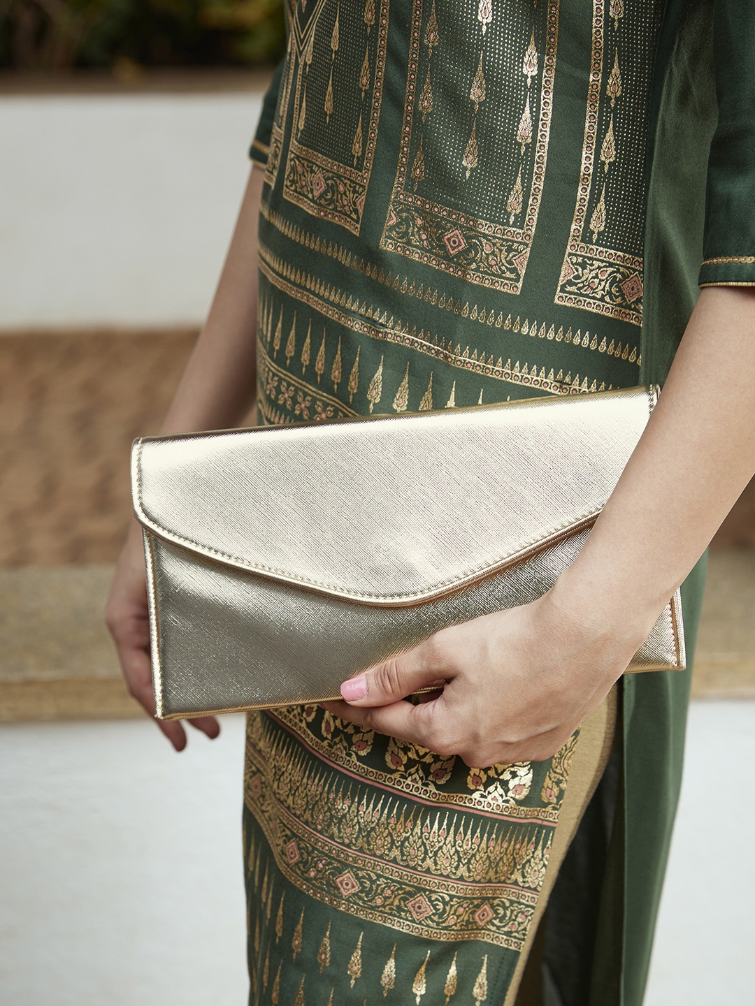 

Lino Perros Gold-Toned Envelope Clutch with Chain Strap