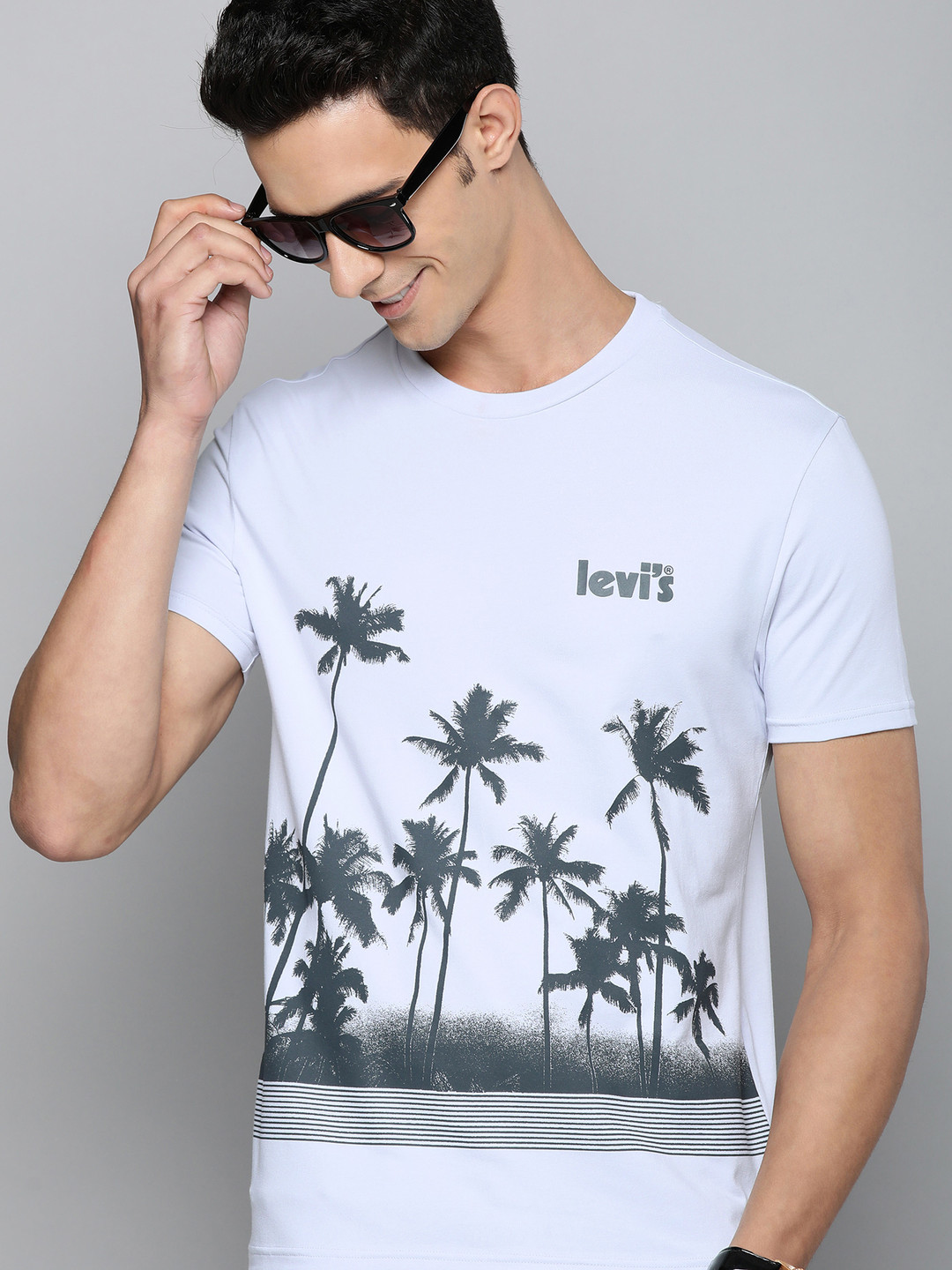 

Levis Men White & Black Tropical Printed T-shirt