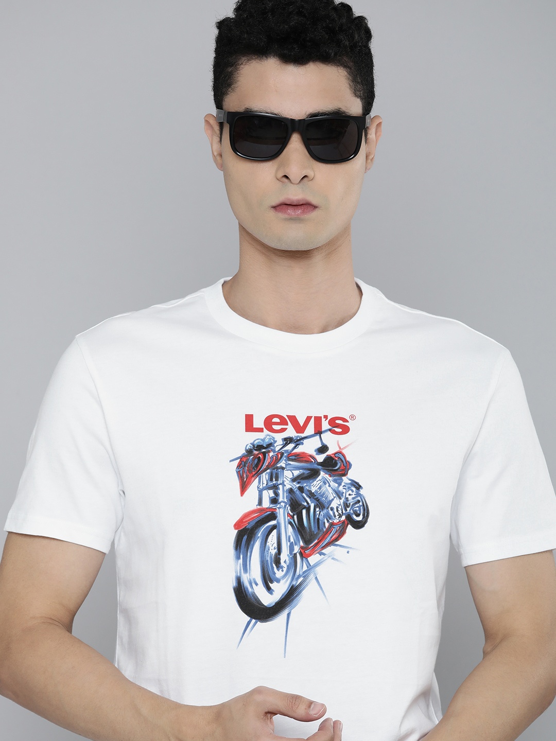 

Levis Men White Brand Logo & Graphic Print Round Neck Pure Cotton T-shirt