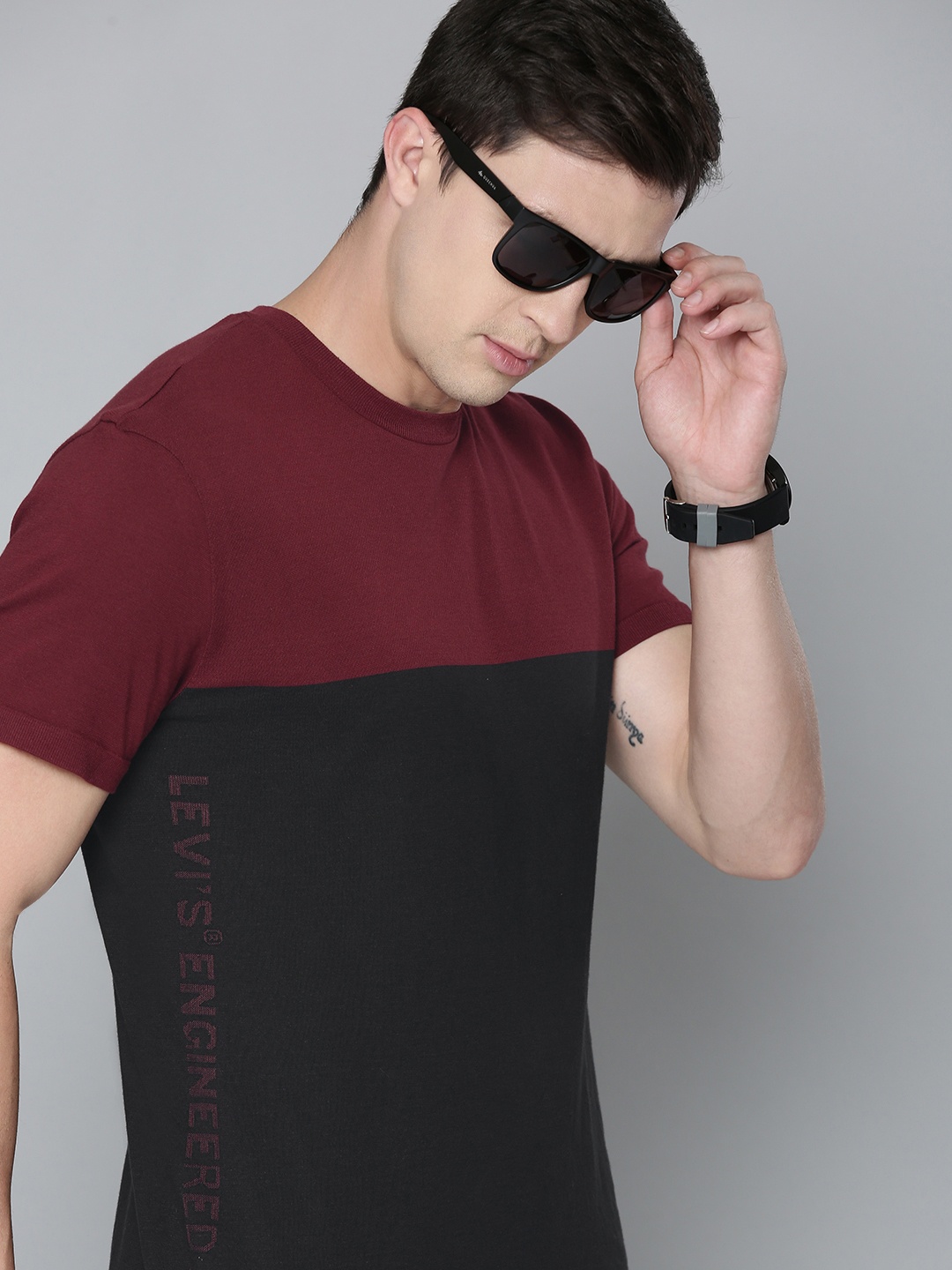 

Levis Men Colourblocked T-shirt, Black