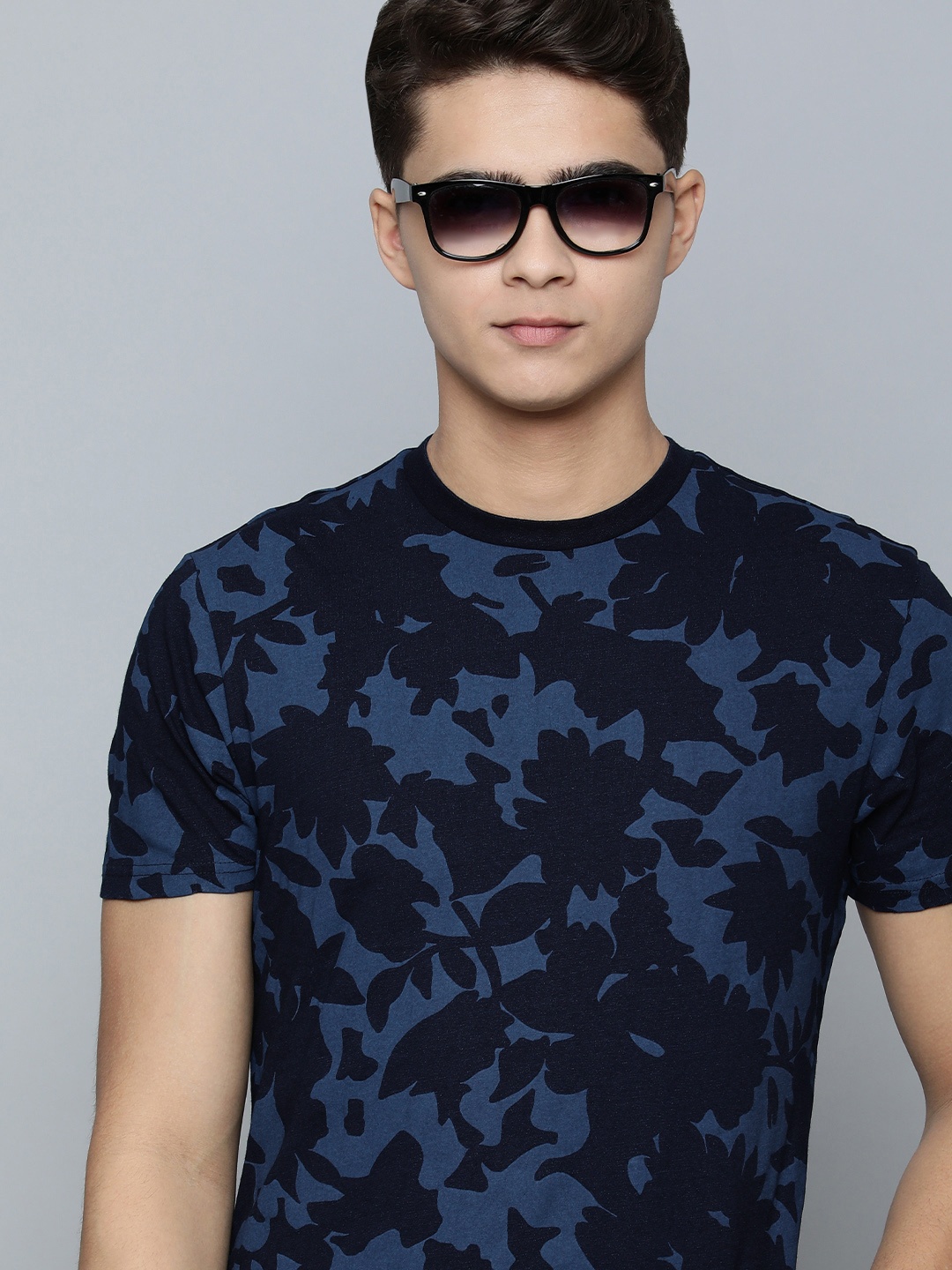 

Levis Men Navy Blue Floral Printed Pure Cotton T-shirt