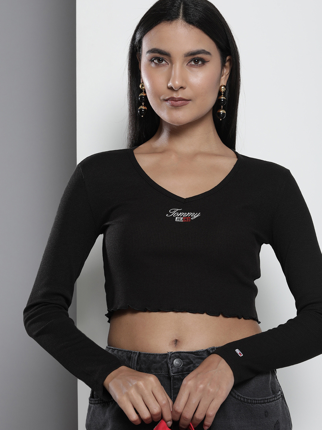 

Tommy Hilfiger Women Black Brand Logo V-Neck Crop T-shirt