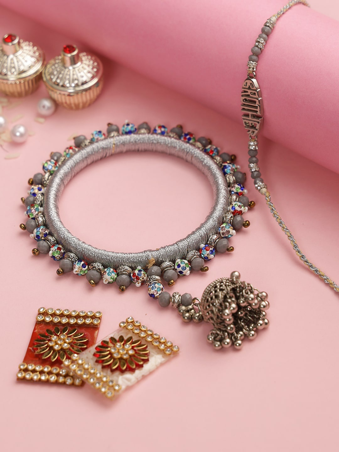 

Aapno Rajasthan Grey Bhaiya Bhabhi Rakhi Set
