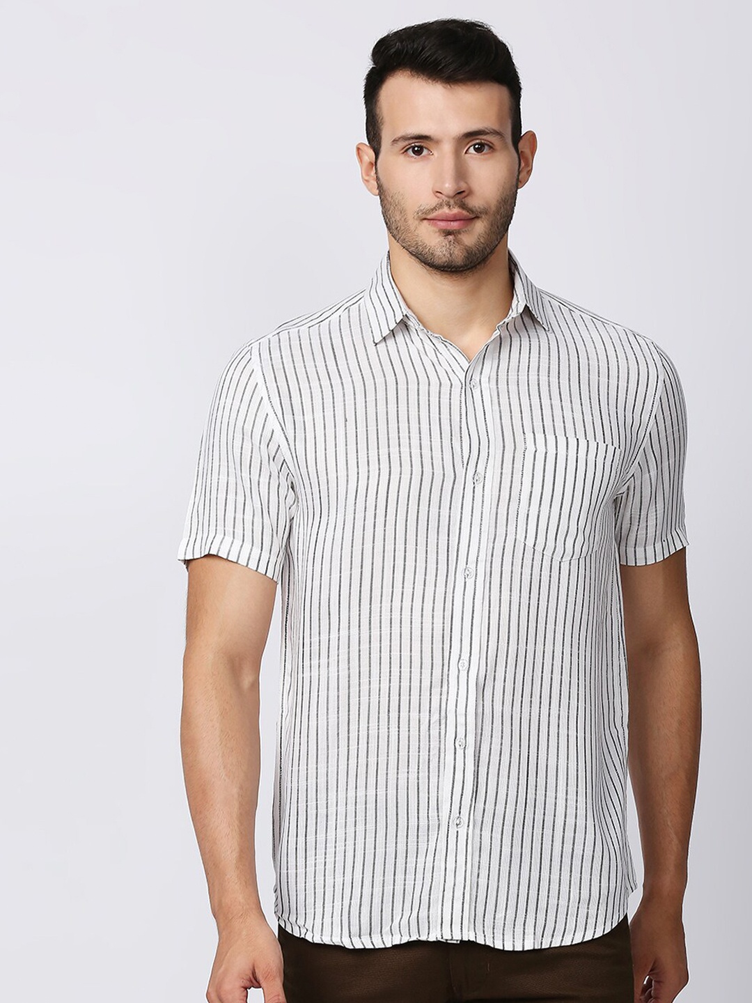 

MOD ECRU Men White Modern Striped Casual Shirt