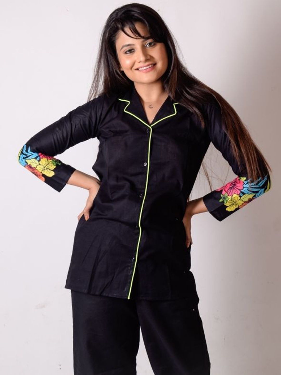 

Navvi Women Black & Pink Printed Night suit