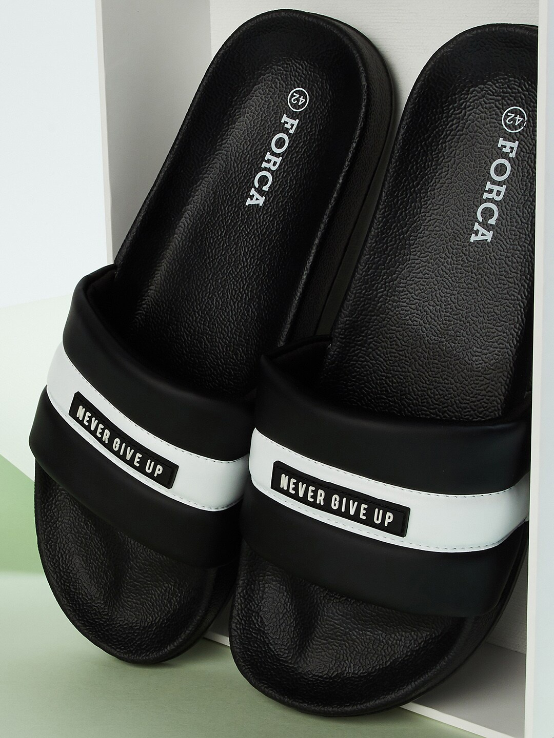 

Forca by Lifestyle Men Black & White Printed Rubber Sliders