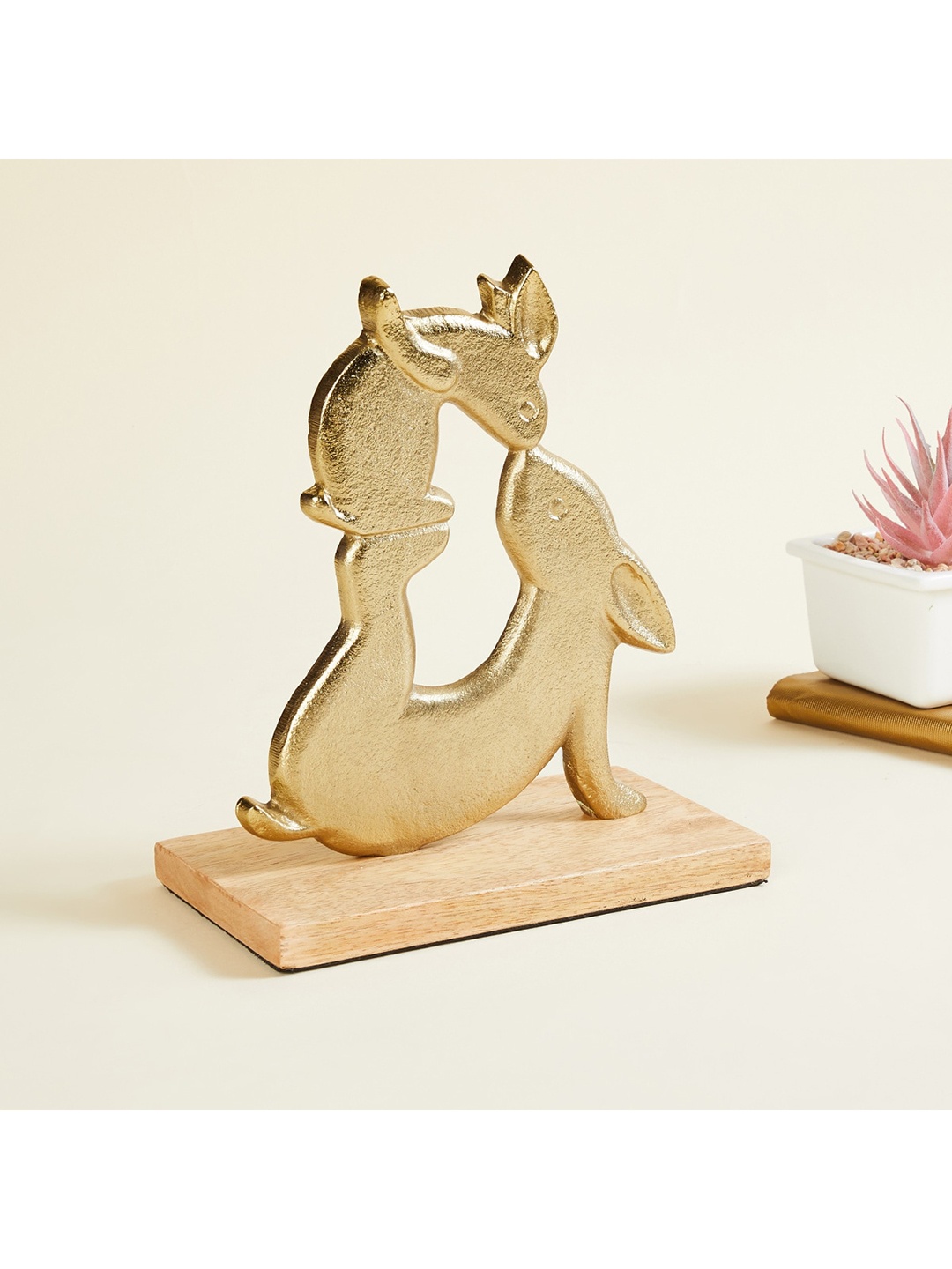 

Home Centre Gold-Toned Textured Rabit Showpiece