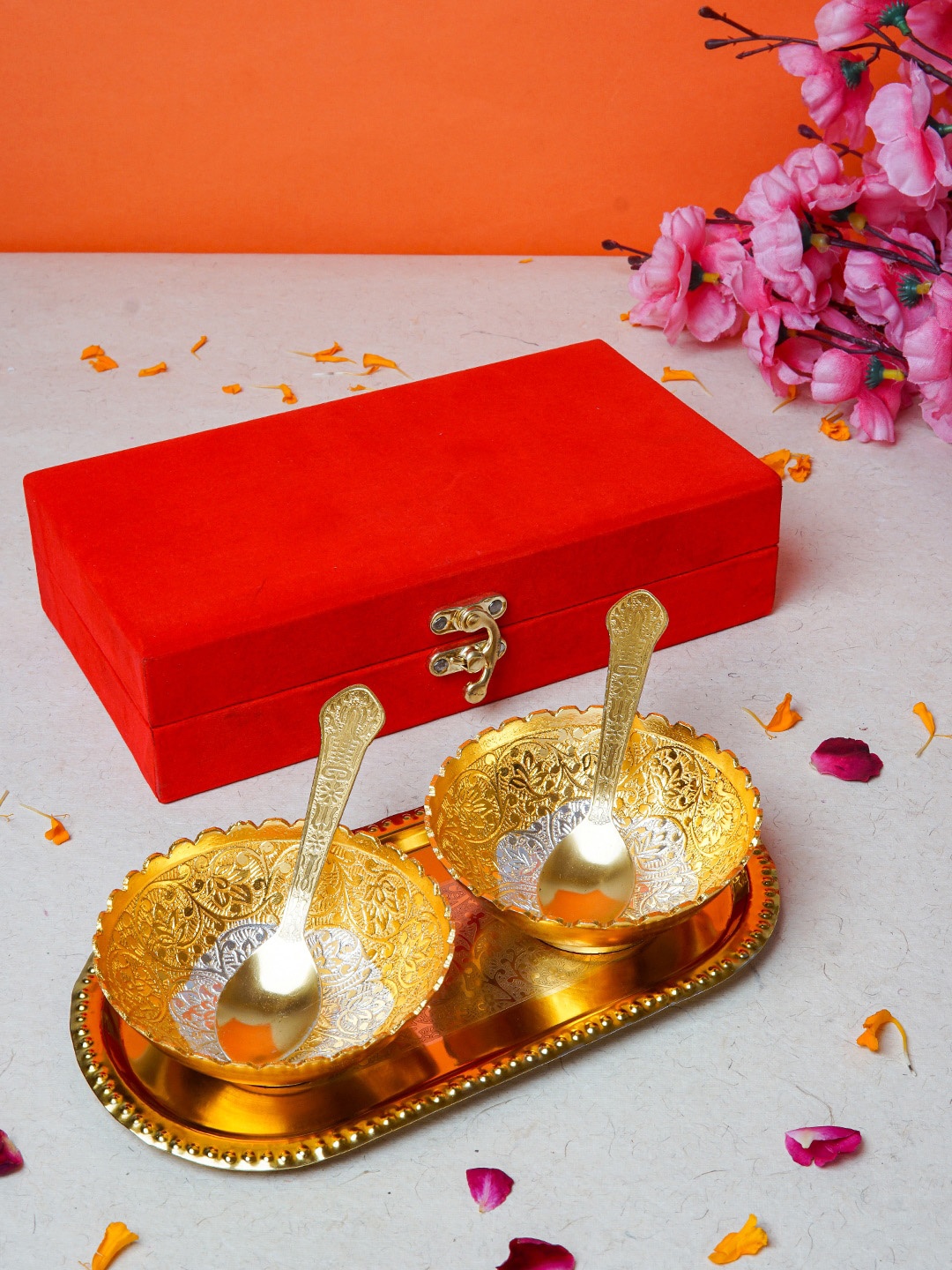 

StatueStudio Gold Toned and Silver Toned 5 Pcs Bowl Set