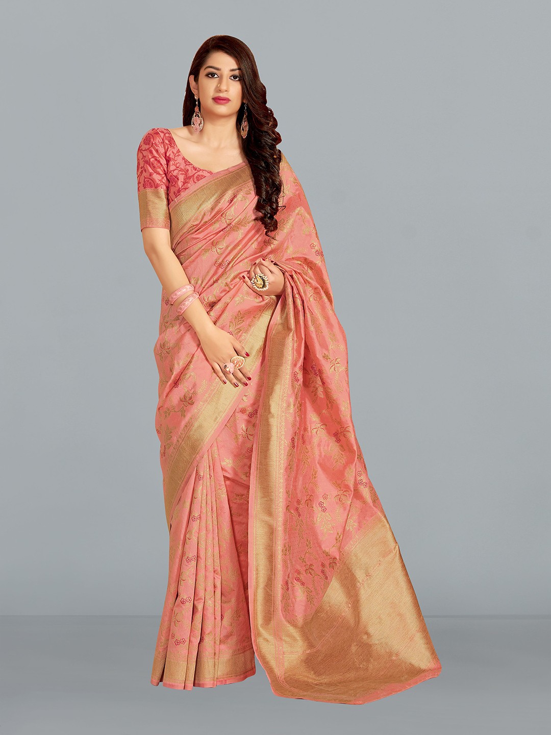 

MONJOLIKA FASHION Peach-Coloured & Gold-Toned Woven Design Zari Silk Blend Banarasi Saree