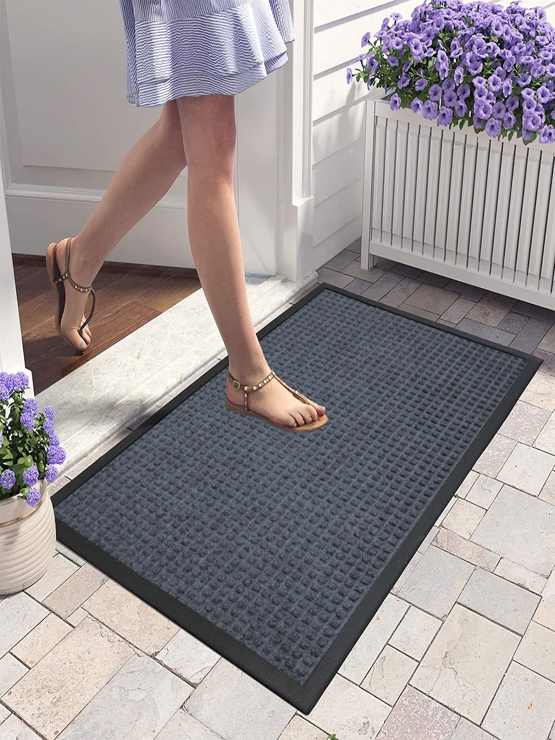 

LUXEHOME INTERNATIONAL Black Self-Design Doormat