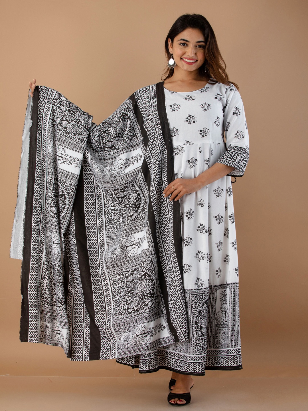 

RUHAZAT Women White Printed Anarkali Kurta With Dupatta