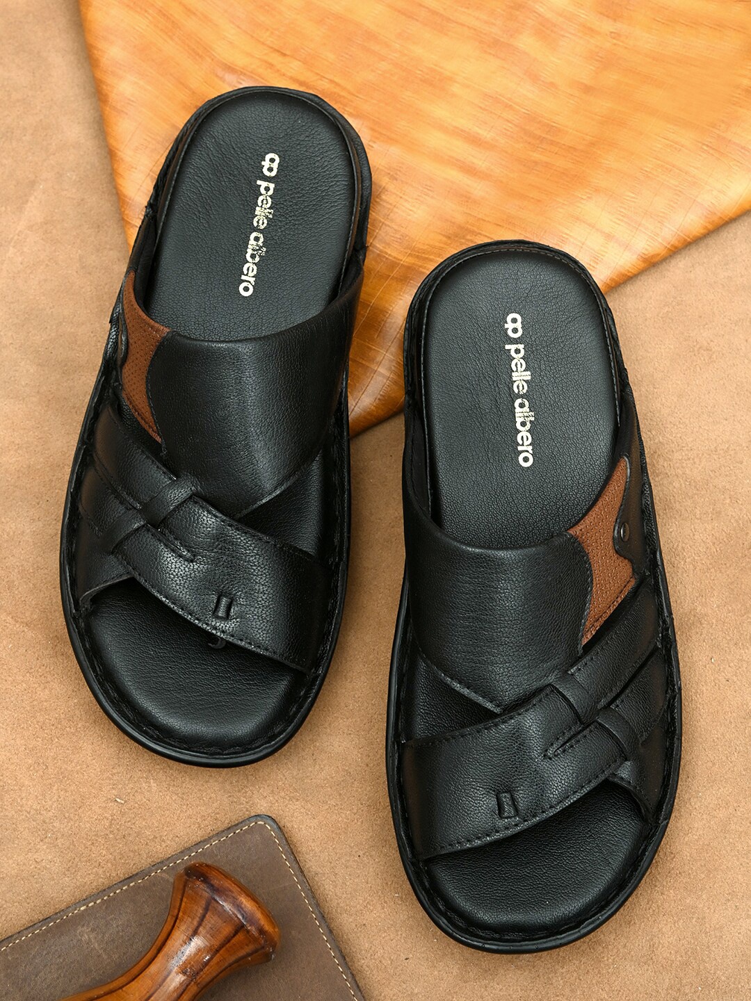 

pelle albero Men Black & Tan Leather Comfort Sandals