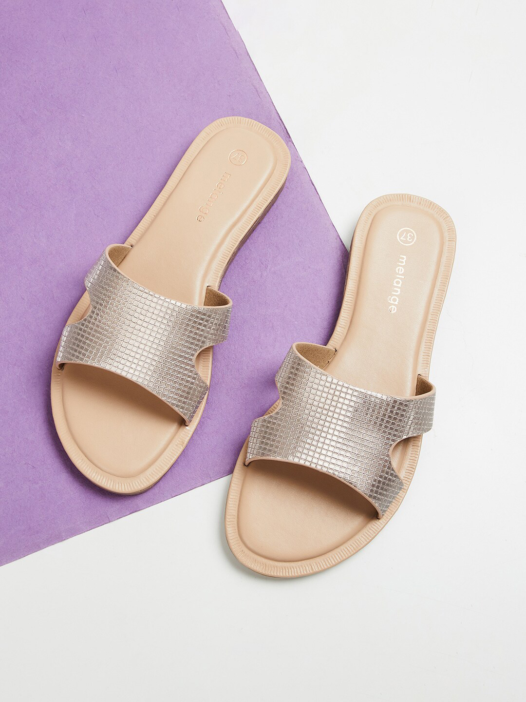 

Melange by Lifestyle Women Silver-Toned Textured Flats
