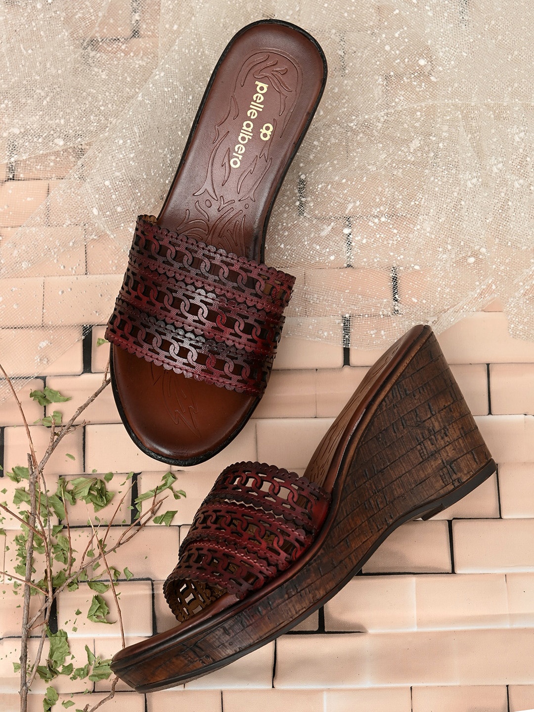 

pelle albero Brown Textured Wedge Sandals with Laser Cuts