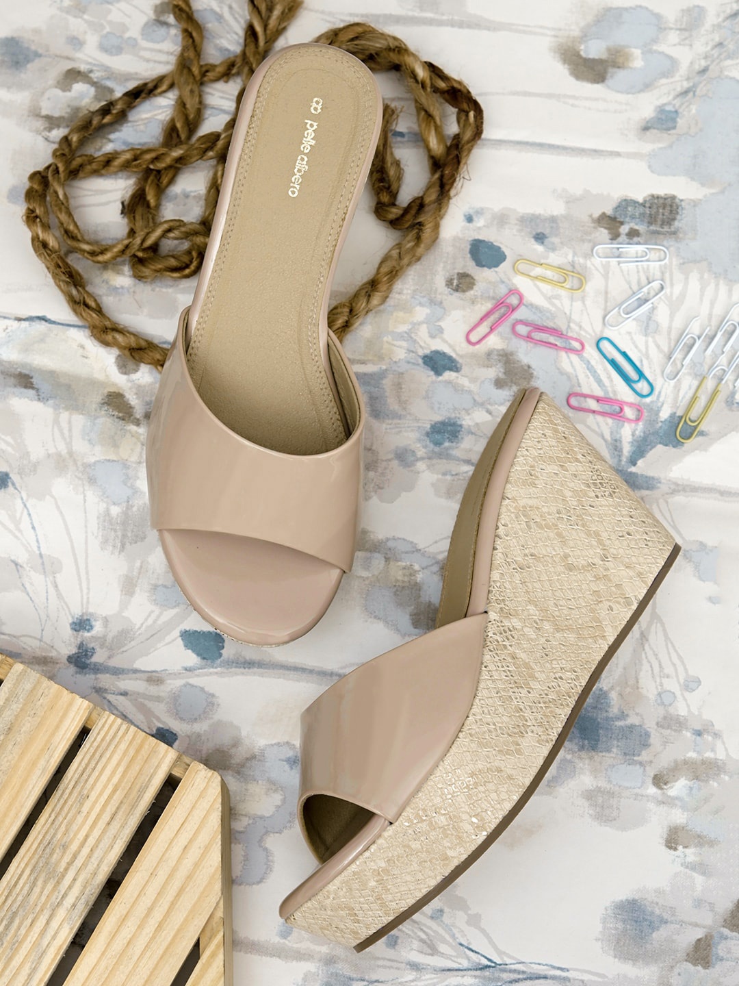 

pelle albero Beige Textured Block Sandals
