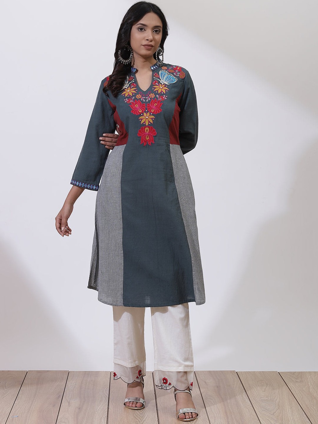 

Lakshita Women Grey Mandarin Collar Floral Embroidered Thread Work Kurta