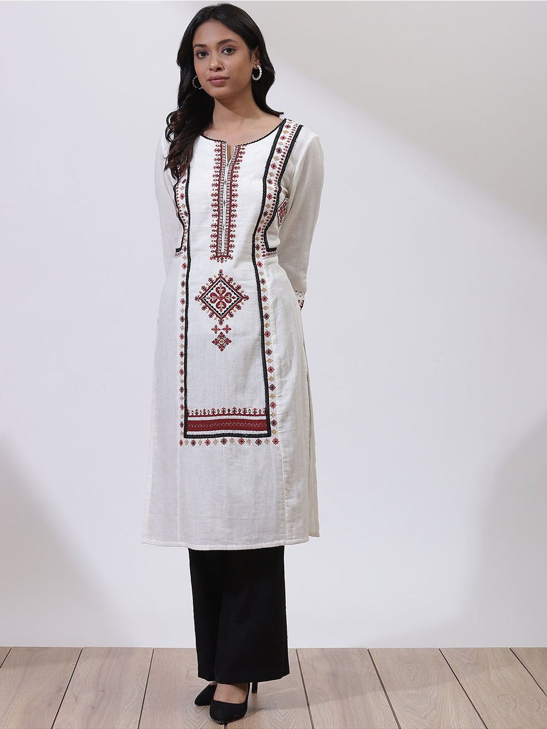 

Lakshita Women White Embroidered Thread Work Kurta