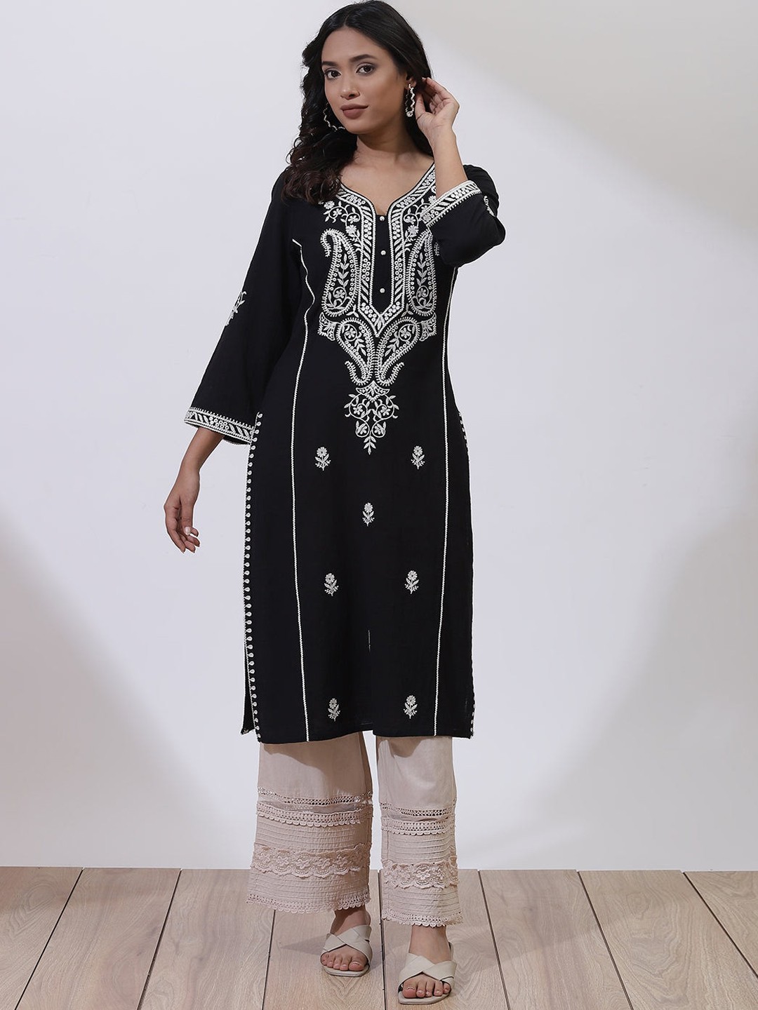 

Lakshita Women Black & White Floral Embroidered Thread Work Kurta