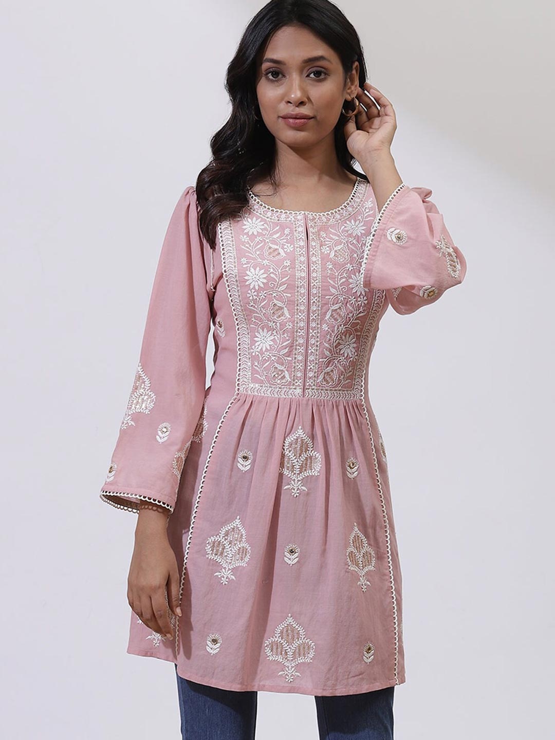 

Lakshita Peach-Coloured & White Floral Embroidered Pleated Kurti