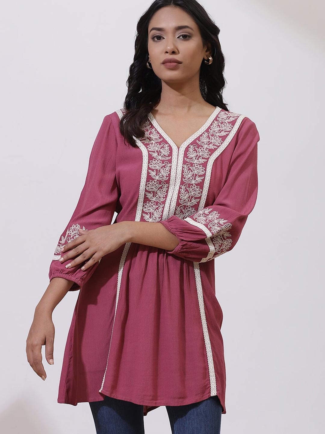 

Lakshita Pink & White Floral Embroidered V-Neck Kurti