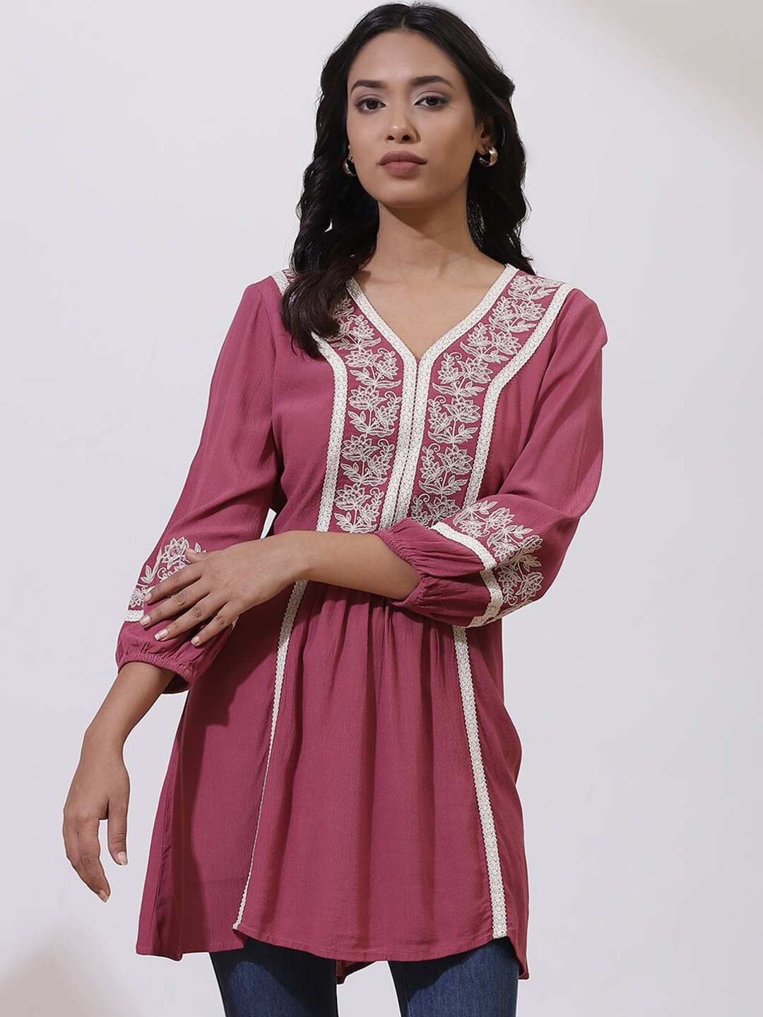 

Lakshita Pink & White Floral Embroidered V-Neck Thread Work Panelled Kurti
