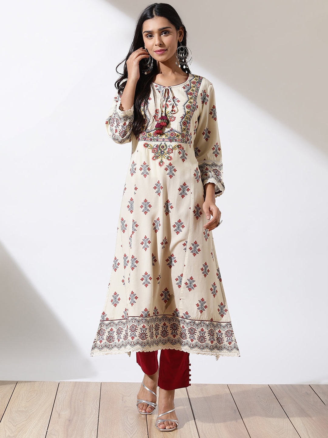 

Lakshita Women Cream-Coloured Ethnic Motifs Printed Keyhole Neck Kurta