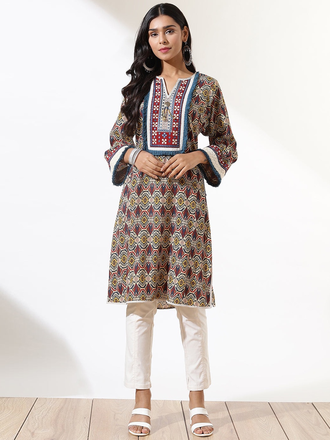 

Lakshita Women Beige & Blue Ethnic Motifs Yoke Design Thread Work Kurta