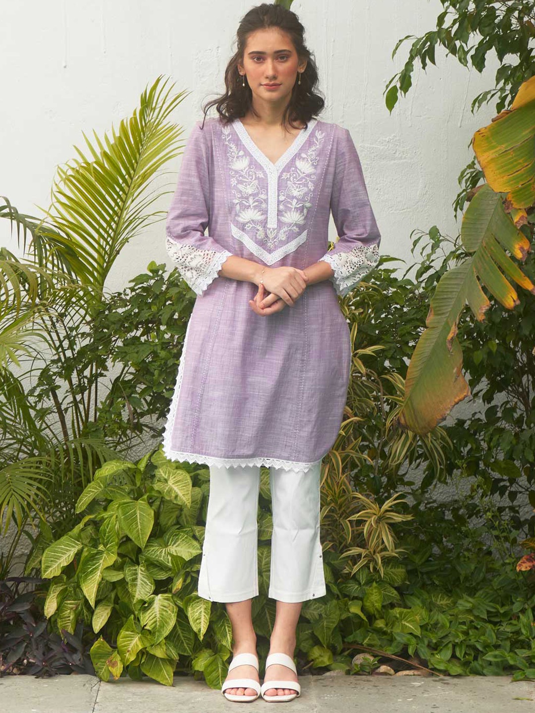 

Lakshita Lavender & White Floral Embroidered V-Neck Pure Cotton Chikankari Kurti