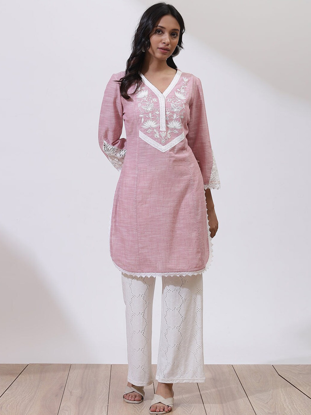 

Lakshita Peach-Coloured & White Floral Embroidered V-Neck Pure Cotton Panelled Kurti