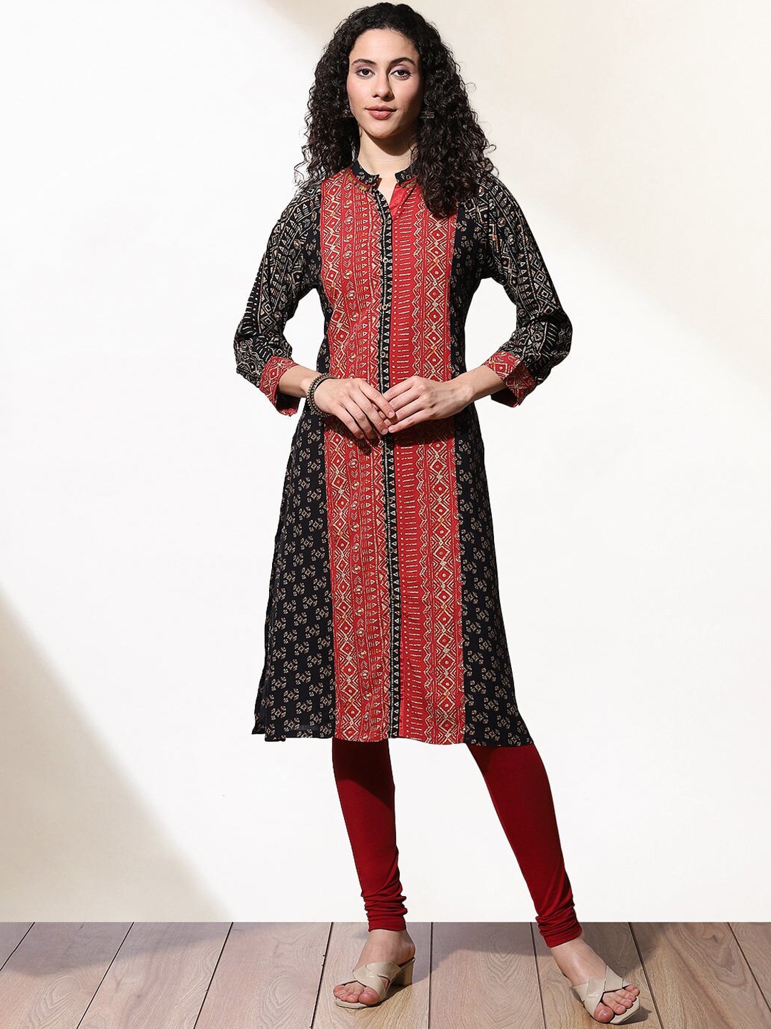 

Lakshita Women Black & Red Foil Printed Straight Kurta