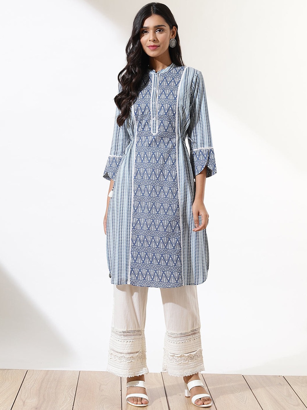 

Lakshita Women Blue & White Ethnic Motifs Printed Indigo Kurta