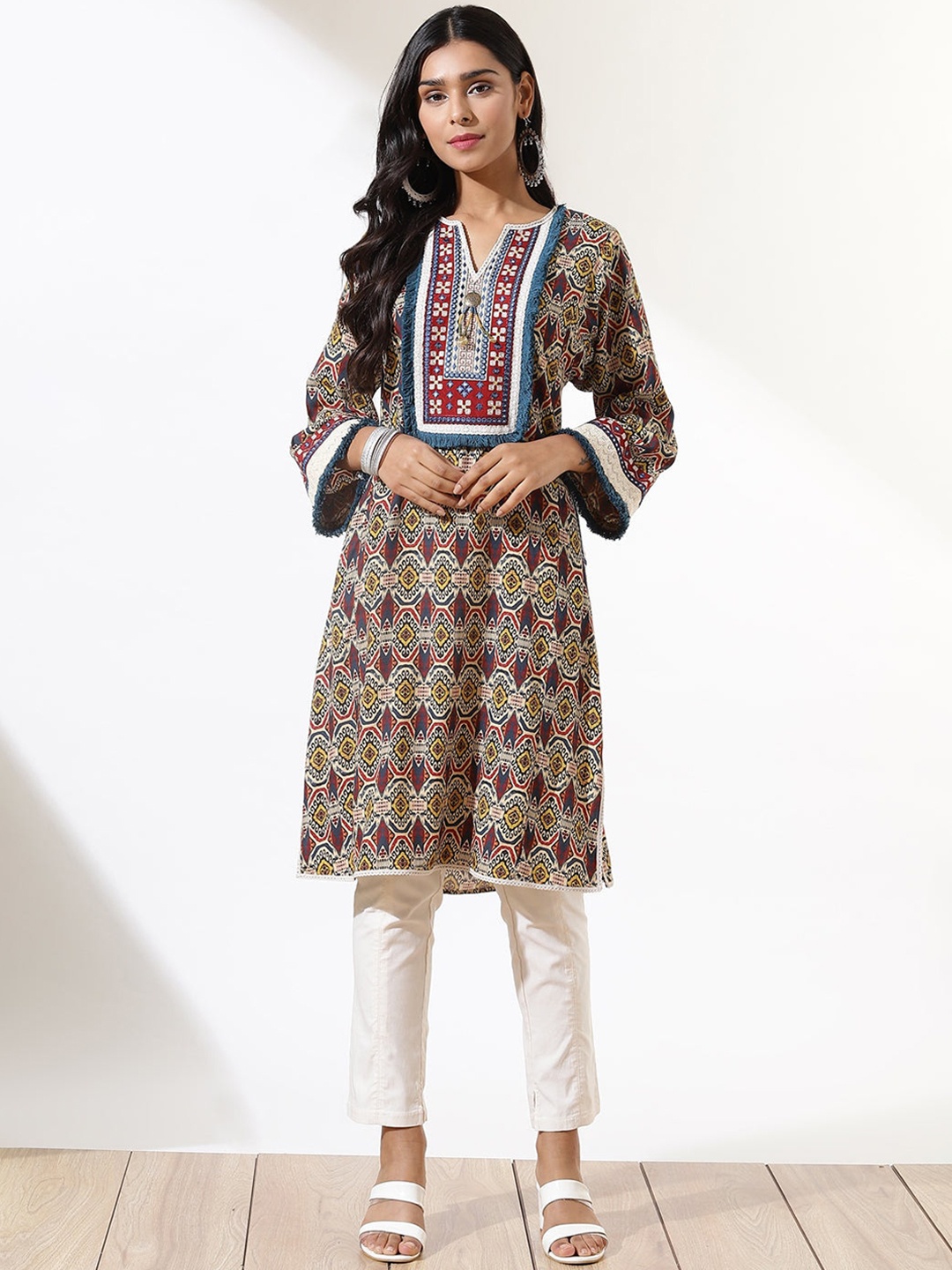 

Lakshita Women Multicoloured Floral Printed Thread Work Kurta, Multi