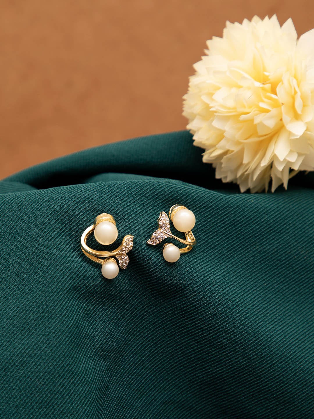

SOHI Gold-Toned Contemporary Mermaid Tail Shaped Pearl Drop Earrings