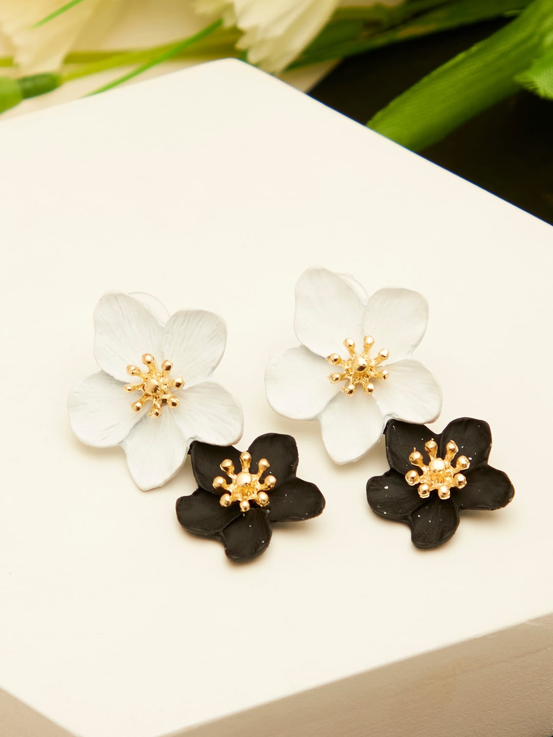 

SOHI Set Of 2 White & Black Gold-Plated Floral Studs Earrings